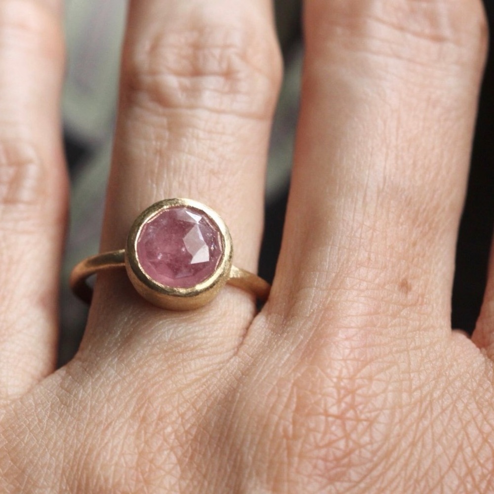 18k Gold Pink Sapphire Ring